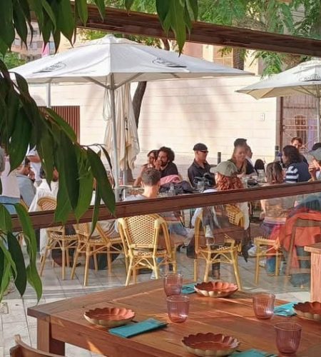 Agradable clima en la terraza del restaurante