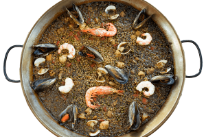 Paella valenciana de arroz negro